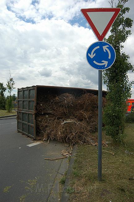 LKW umgestuerzt SVG Eifeltor Rondorf Fotos Fuchs D93.jpg